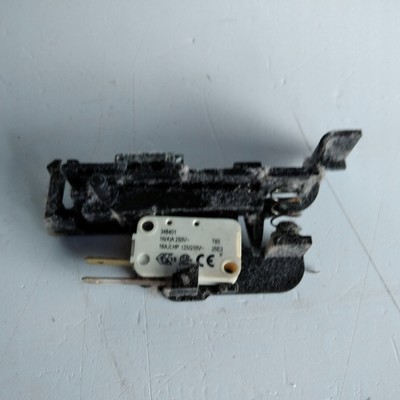 Demontiert mit Indesit IDCA 835 - Mikroschalter 348401