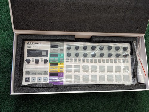 💥 📦 Arturia Beatstep Pro White Midi Sequencer With Cards And Cables OBI 📦 💥 - Picture 2 of 10