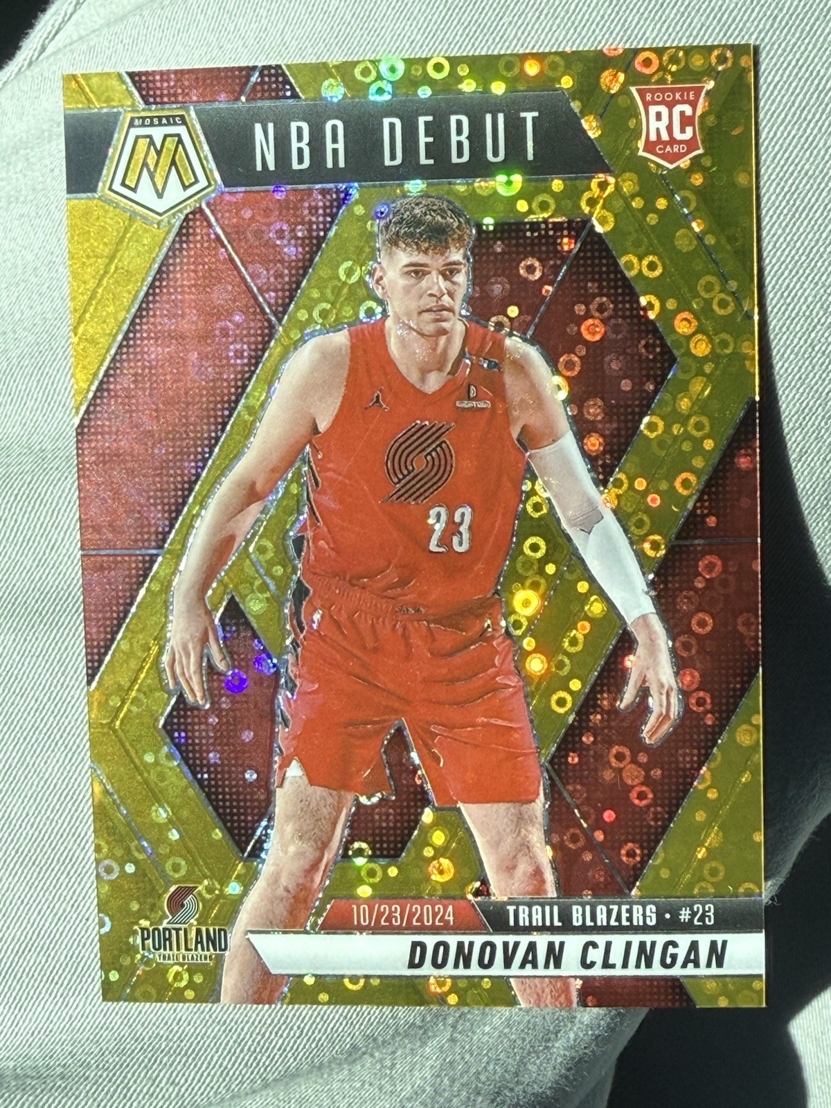 Donovan Clingan 2024-25 Panini Mosaic Fast Break Gold Debut Prizm 02/10 RC #261