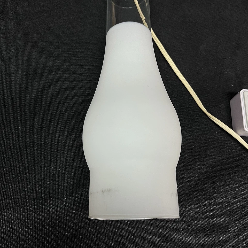 Abajur de mesa vintage de madeira e latão 24,5H com abajur de vidro leitoso opala branca - Imagem 4 de 4