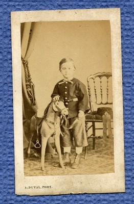 CDV. PORTRÄT EINES TEENAGERS UND SEINES PFERDES. A. DUVAL A TOURS. RUE BUFFON. C°.1870.Sehr guter Zustand.