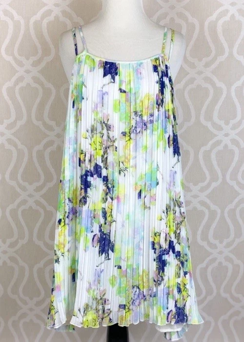 Vestido plisado floral BCBGeneration talla pequeña venta al por menor $98 Foto 2 de 4