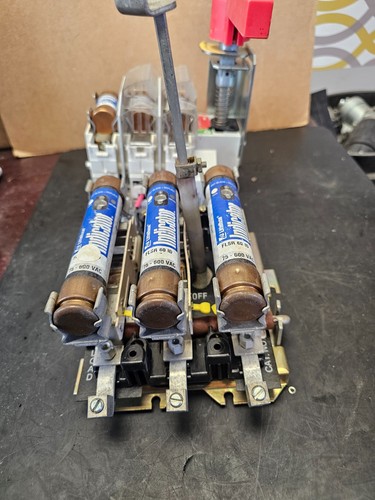 2PC GE + FERRAZ SHAWMUT 60AMP SWITCH - Picture 2 of 11