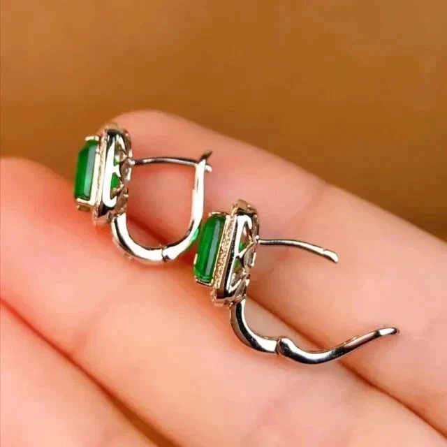 Pendientes de aro para mujer con halo de esmeralda verde corte esmeralda de 3 quilates enchapados en oro blanco de 14 k Foto 3 de 4