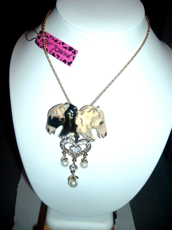 COLLAR DE PERLAS COLGANTES CORAZÓN CABALLO Esmalte Multicolor Beige Johnson Beige Negro Foto 2 de 4