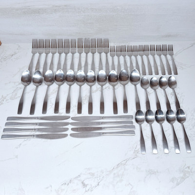 Madison Stainless by Cambridge Silver Fiddle Tip, Satin Handle 51 Piece set Used