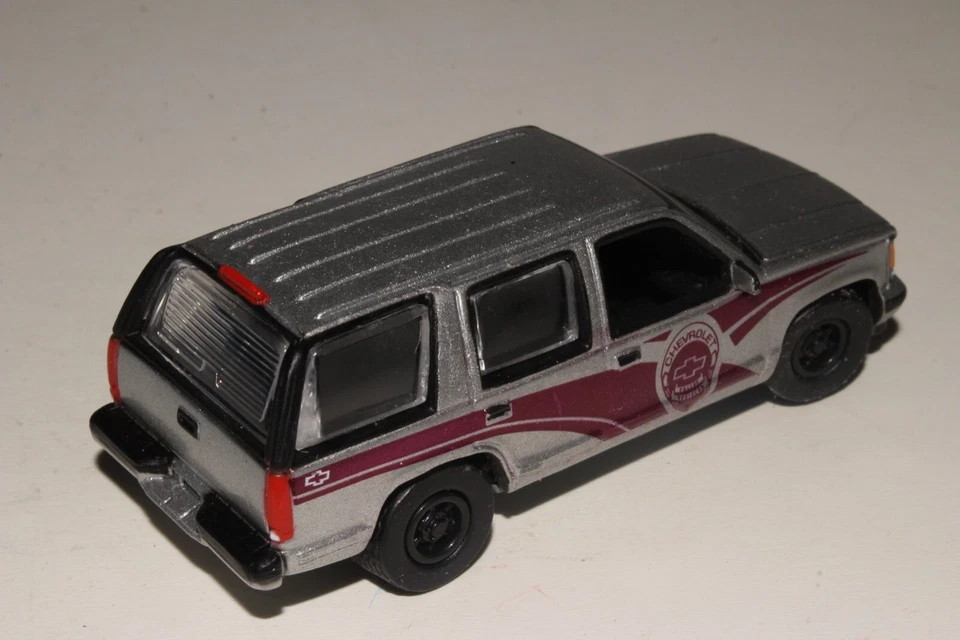 JOHNNY LIGHTNING 1997 CHEVROLET TAHOE, SILVER POLICE VEHICLE, 1:64, EXCELLENT - Image 2 of 4
