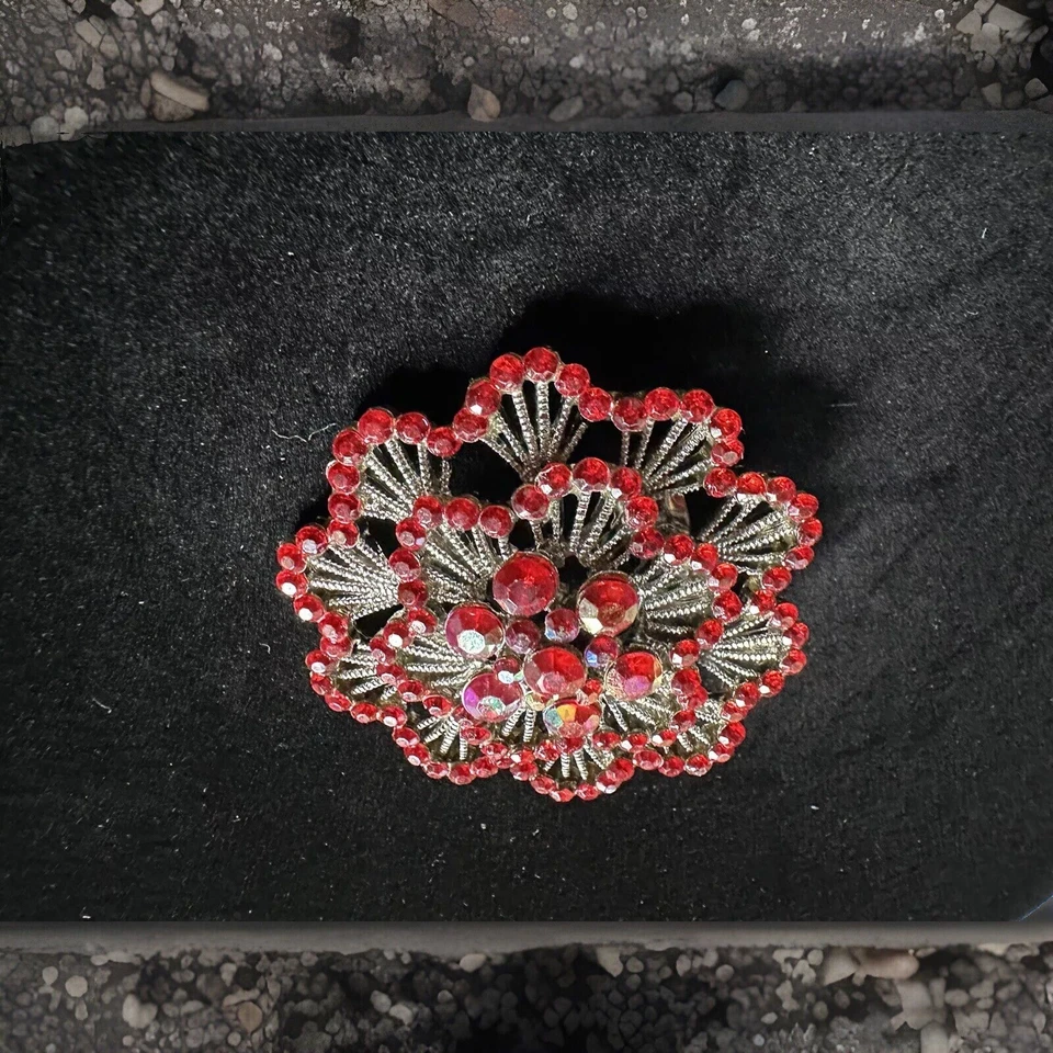 Pequeño broche flor diamante rojo caliente (tono plata) prendedor vintage 3 dimensiones Foto 2 de 4