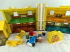 VINTAGE 1970's PLAY FAMILY HOUSE #952 LITTLE PEOPLE PLAYSET W/ACCESSORIES.