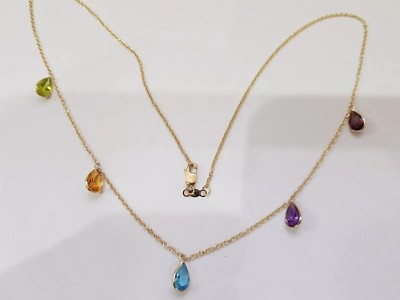 14 Karat Gelbgold Halskette mit Birnenform 5 x 8 mm mehrfarbige Steine Karabinerverschluss.