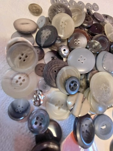 Job Lot 100+ Grey Silver 2-Hole, 4-Hole & Shank Buttons + A Free Gift ! 114g - Picture 7 of 16