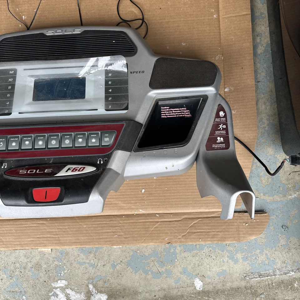 Conjunto de consola de exhibición de cinta de correr Sole Fitness F60 560012 RZ4YT007A-20 con llave Foto 3 de 4