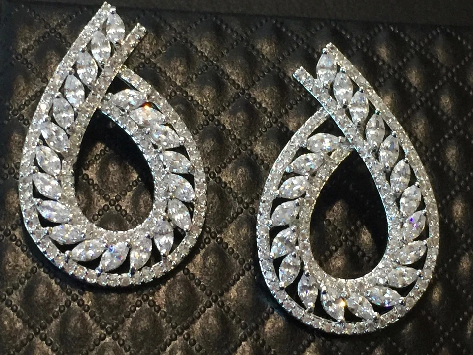 Pendientes rellenos de oro blanco de 18k hechos con joyería nupcial marquesa de cristal de Swarovski Foto 3 de 4