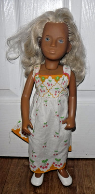 Vintage Trendon blonde Sasha Puppe ~ weißes Kleid mit Kirschmuster & weißen Schuhen