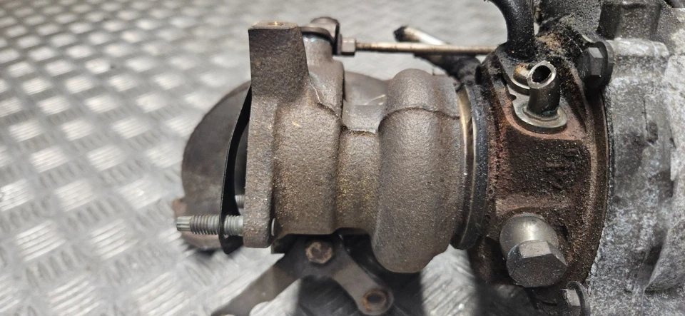 Turbocompresor VW Scirocco TSI DSG 2010 1.4 gasolina 03C145701T Foto 3 de 4