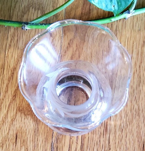 Jarrón pequeño vintage de vidrio grabado con parte inferior de cobre con volantes - Imagen 7 de 8