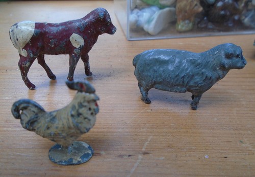 6 x Vintage LEAD figures Indian Railway porter Farm Animals Watchman’s shed - Picture 2 of 6