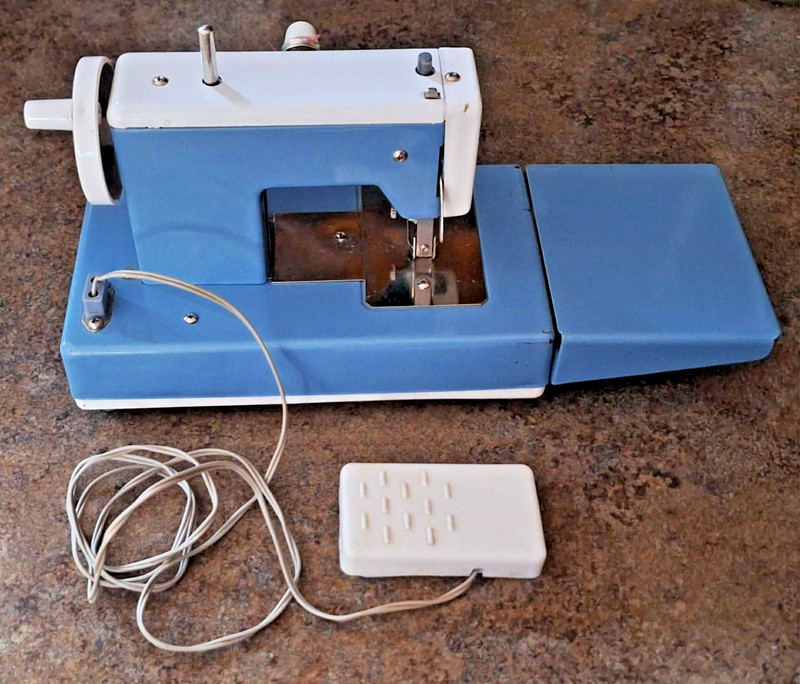 Vintage Amcrest Children's Sewing Machine Battery Operated w/foot pedal untested