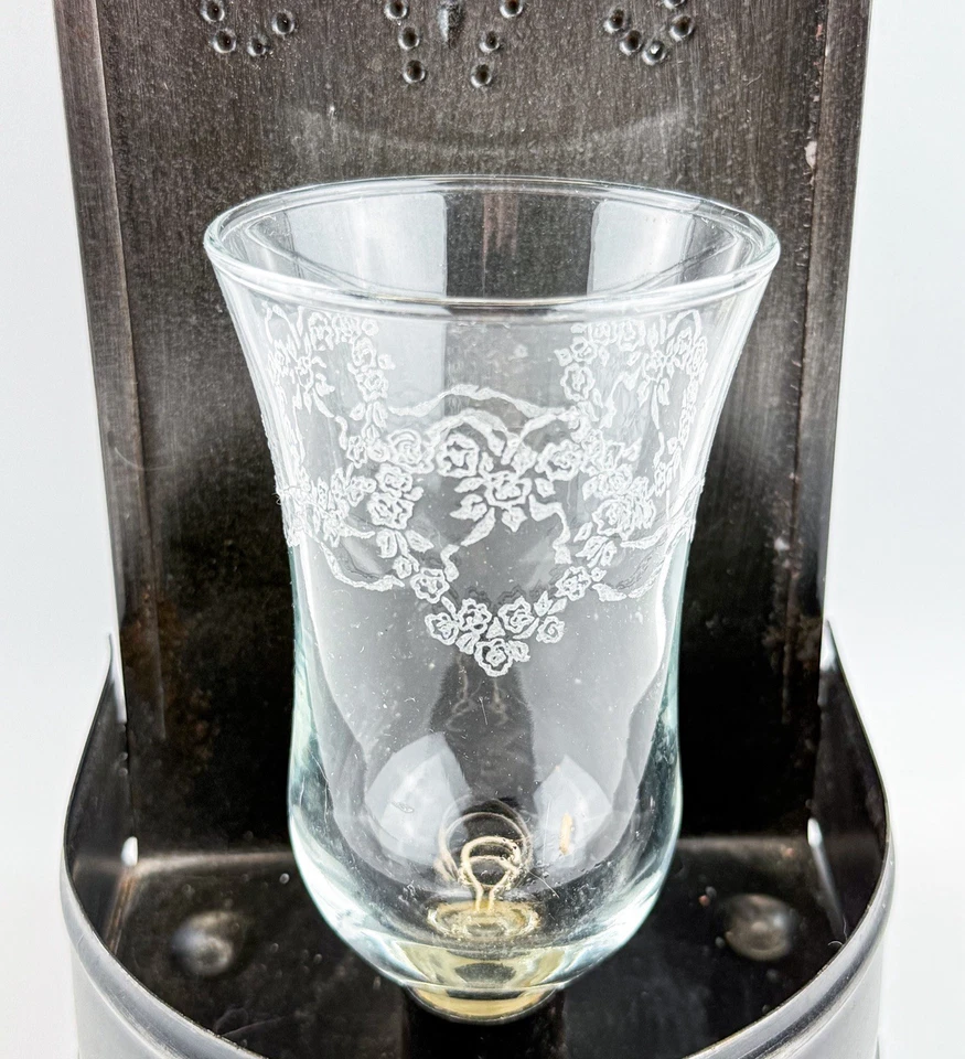 Aplique de vela de pared de corazón de metal vintage con soporte de vidrio para huracanes Foto 3 de 4