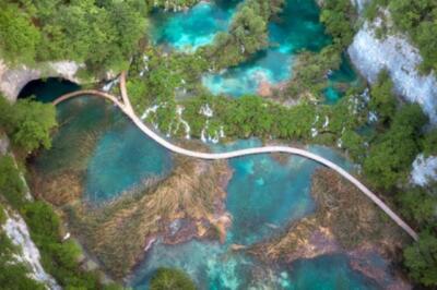 Wandbild: Nationalpark Plitvicer Seen in Kroatien, aufgenommen im Mai 2022 [...]