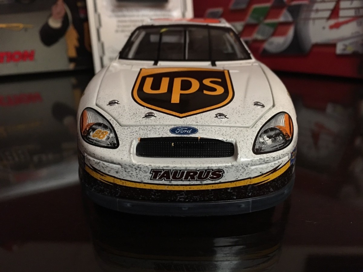 Miniature Action #88 Dale Jarrett – Ford Taurus Robert Yates Racing 2003, échelle 1:24, UPS