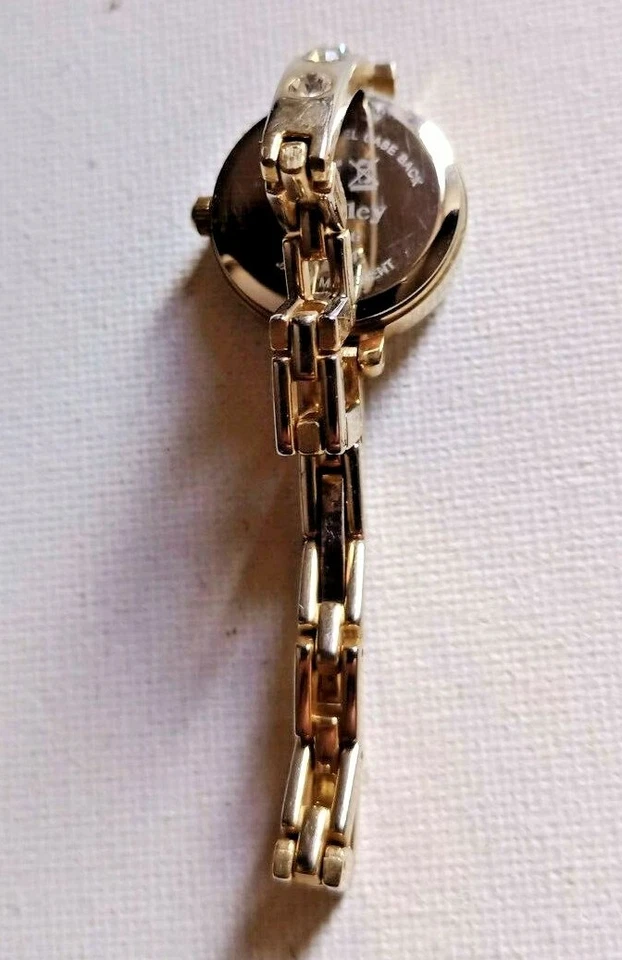 Relógio feminino Henleys, tom dourado, pulseira com fecho borboleta, totalmente funcional, usado - Imagem 2 de 4