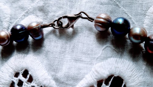 Vintage iridescent purples metal necklace looks like black pearls, 16" - Lovely - Picture 3 of 3