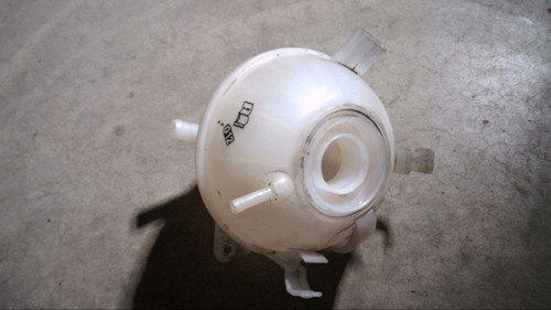 Ausgleichsbehälter VW Passat 1.6 TDI DPF Bluemotion Technology Bj 2009 3C/3CC