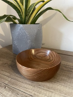 Schöne handgedrechselte kleine Holzschale aus Kastanienholz