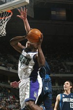 Forward Anthony Mason Milwaukee Bucks shoots a layup at the NBA g- 2002 Photo
