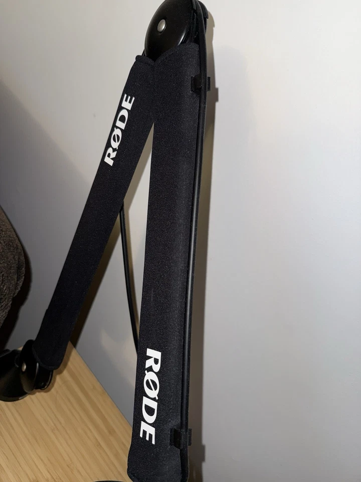 Micrófono Rode Pod con brazo y cable XLR Foto 3 de 3