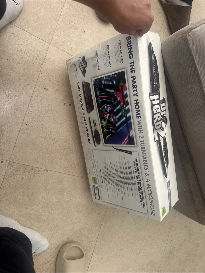 DJ Hero 2 Party Bundle 2010 Two Turntables and Mic for Xbox 360 - Image 3 of 4