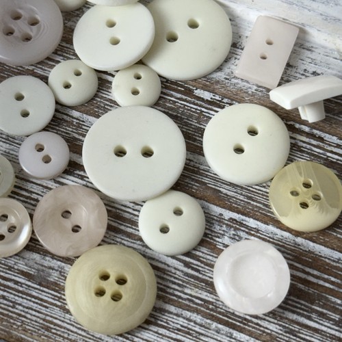 Vintage Unbranded Buttons 29 Counts Mixed Lot, Sizes For Crafting & Sewing CREAM - Picture 4 of 9