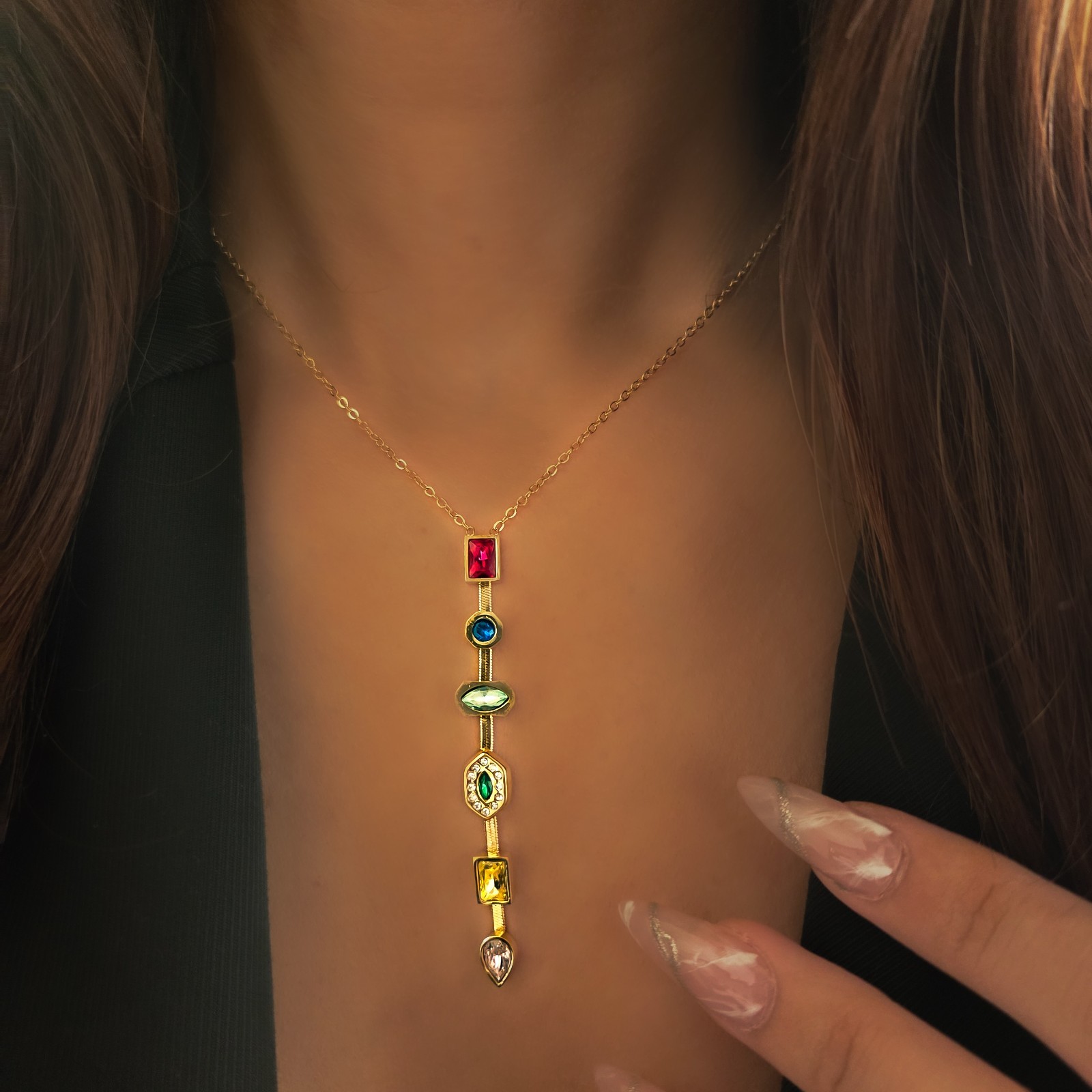 Collier doré ajustable de 40 cm avec un pendentif aux pierres multicolores