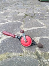 Trapano manuale vintage in ferro con manico in legno