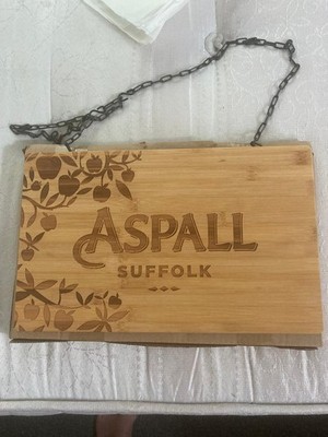 NEU VERPACKT ASPALL CIDER SUFFOLK HOLZ WERBESCHILD SOMMER HAUS BAR MANN HÖHLE