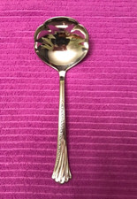 Oneida Spring Glen Distinction Deluxe Gravy Ladle Soup Stainless 7" scalloped
