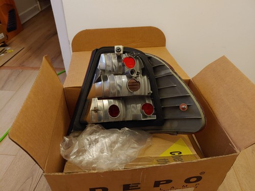 BMW 3 SERIES E46 NEAR SIDE REAR LIGHT - Picture 2 of 2