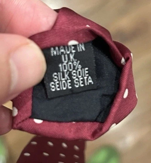 J. Corbata a lunares hecha en prensa hecha en el Reino Unido frambuesa foulard sarga seda tiza pois Foto 4 de 4