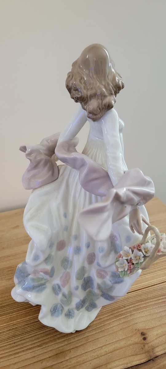 Lladro Spring Splendor Woman Figurine Porcelain 5898 Issued 1992