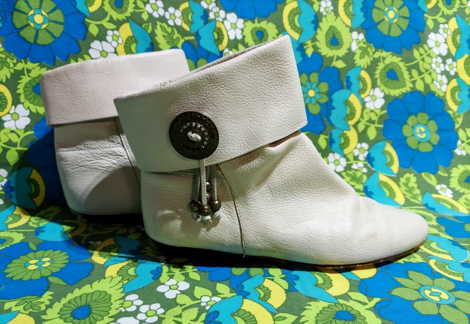 Vintage 80s 90s White Ankle Cuff Boots 