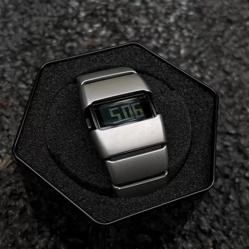Reloj digital futurista para hombre Y2K cuarzo japonés - plata mate Foto 3 de 4