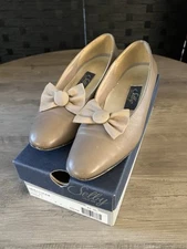 Vintage Women’s Selby Pumps Shoes Sz 9 Taupe Kid w/Box Removable Bows Good Cond!