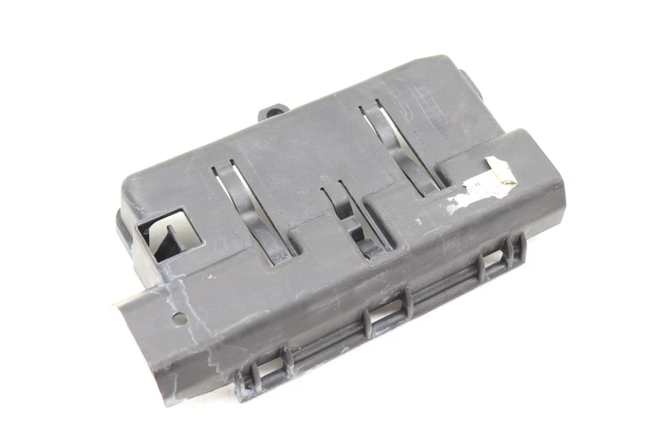 2015–2019 MERCEDES-BENZ GLA250 — верхняя крышка аккумулятора 2465410305 - Изображение 2 из 4