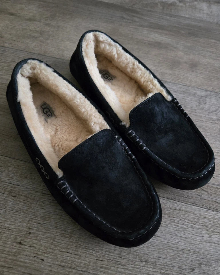 Chinelo feminino UGG Ansley preto resistente à água camurça forro de pele bege tamanho 7 - Imagem 2 de 4