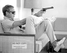 11X14 PHOTO - STEVE McQUEEN AIMS HAND GUN WHILE SITTING ON COUCH (BB483)