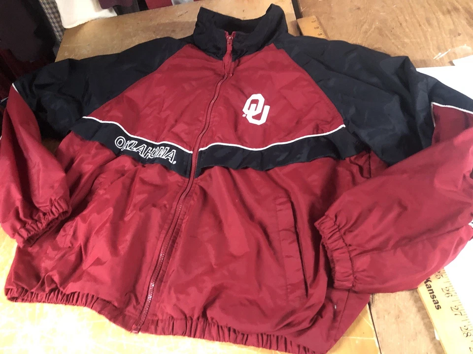 Chaqueta De Colección Años 90 Y2K OU Oklahoma Sooners Para Hombres XL Roja Negra Cremallera Logo Atlética Nylon Foto 4 de 4
