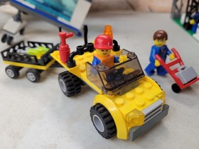 Lego City Town 7894 Airport, all 5 minifigs, vehicle, plane, luggage, incomplete