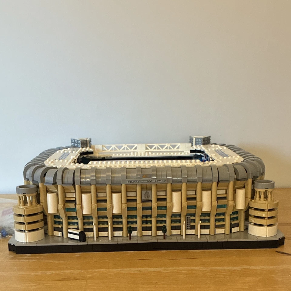 LEGO Icons 10299 Real Madrid – Santiago Bernabéu Stadium, photo 3 of 5