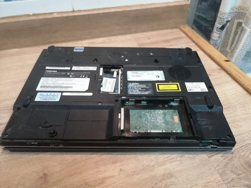 Toshiba M50-137, Enciende Sin Imagen,Averiado Para Piezas,Con Taras Leed Anuncio - Imagen 3 de 4